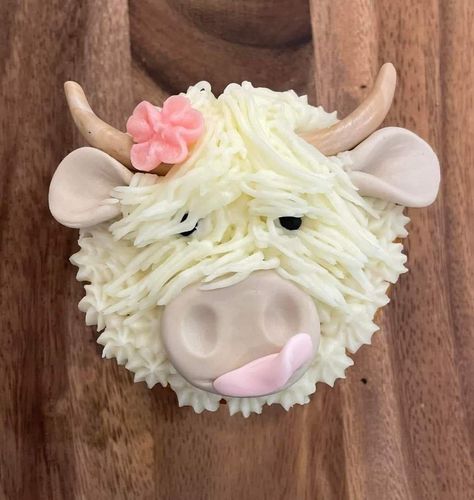 Cute Cow Cupcakes, Mini Cow Cake, How To Make Cow Cupcakes, Hyland Cow Cupcakes, Highland Cow Cupcakes Diy, Highland Cow Cake Pops, Highland Cow Cake Tutorial, Hyland Cow Cake, Cow Cupcakes Ideas