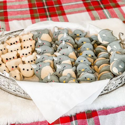 Polar Animals. 1st Birthday. Penguins. Polar Bears. Narwhals. Orcas. Snowflakes. Winter Wonderland. Arctic Birthday Party, Animal Baby Shower Centerpieces, Chelsea Baby, Polar Animals, Arctic Animals, Winter Onederland, Friends Party, Vintage Winter, Animal Baby Shower