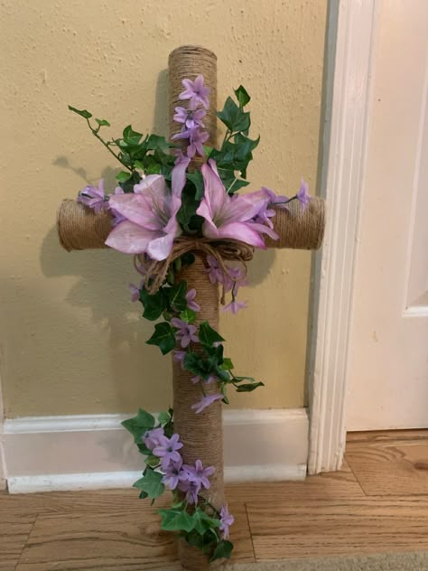 Cemetary Flowers Grave Decorations Diy Easter, Dollar Tree Cross Wreath Ideas, Easter Wreath Cross, Cross Wreath Diy, Cemetary Decorations, Church Altar Decorations, Easter Flower Arrangements, Easter Arrangement, Easter Spring Wreath