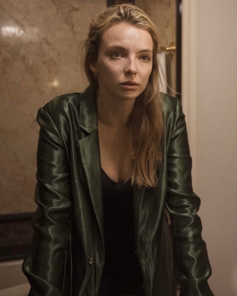 Walking On A Dream, Androgynous Hair, Green Trench Coat, Killing Eve, Jodie Comer, English Actresses, Peak Lapel, Green Coat, Just The Way