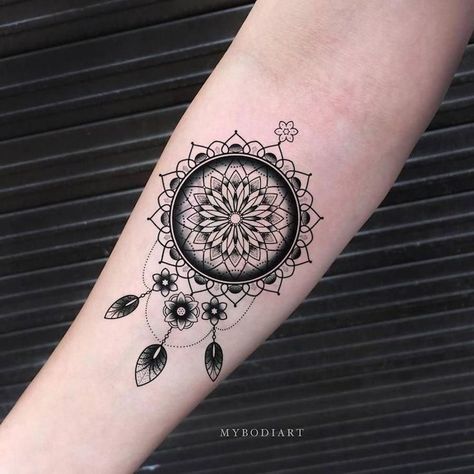 tattoo-traumfänger--am-unterarm-tattoo-ideen-frauen-tattoos-mit-bedeutung Henna Geometric, Geometric Henna Tattoo, Mandala Arm, Tattoo Ideas For Female, Bohemian Tattoo, Thigh Tat, Arm Tats, Metallic Tattoo Temporary, Tattoo Forearm