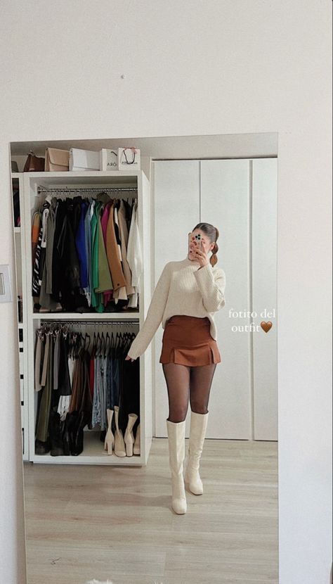 Buchifresa Outfits Invierno, Botas Beige Outfit, Beige Boots Outfit, Corporate Baddie Outfits, Ivory Outfit, Outfit Botas, Classy Fall Outfits, Corporate Baddie, Winter Fashion Outfits Casual