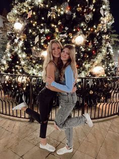 Christmas Lights Photoshoot, Christmas Pictures Friends, Crismas Tree, Christmas Instagram Pictures, Besties Christmas, Bff Christmas, Christmas Poses, Holiday Photoshoot, Christmas Outfit Ideas