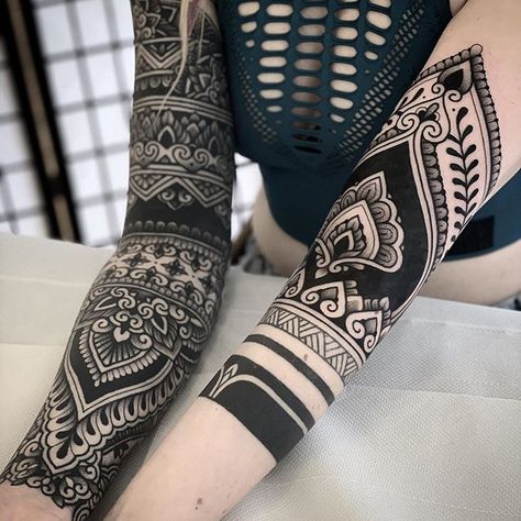 Dövme Tattoo Band, White Tattoos, Geometric Sleeve Tattoo, Maori Tattoos, Polynesian Tattoos, Blackout Tattoo, Muster Tattoos, Inspiration Tattoos, Rainbow Watercolor