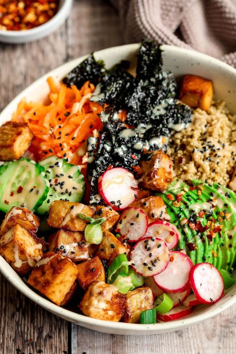 Tofu Quinoa Sushi Bowl - UK Health Blog - Nadia's Healthy Kitchen Quinoa Sushi Bowl, Healthy Sushi Bowl, Tofu Quinoa Bowl, Quinoa Tofu, Cafeteria Kitchen, Tofu Quinoa, Tofu Bowls, Japanese Desserts, Plats Healthy