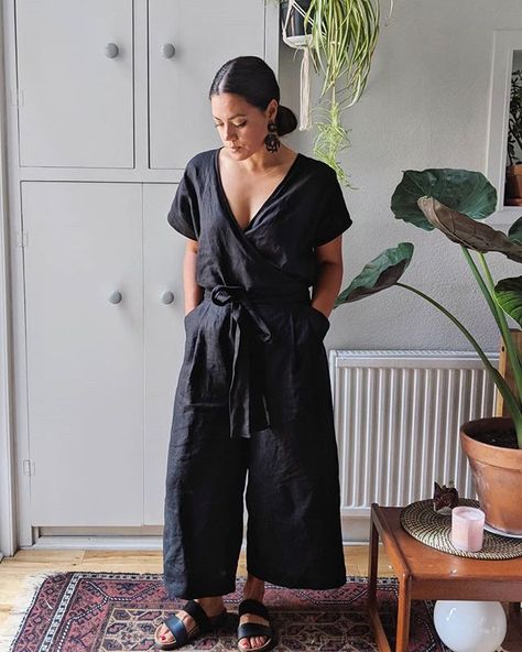 Here's the jumpsuit I made last week. I don't love sewing zips, and i really hate sewing button holes 🙈 so I designed the pattern to have… Sewing Button Holes, Zadie Jumpsuit, Jumpsuit Pattern Sewing, Denim Scraps, Knitting Fashion, Modern Sewing Patterns, Diy Wardrobe, Handmade Wardrobe, Indie Sewing Patterns