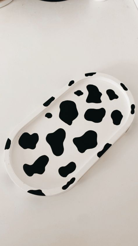 Cow Print Pottery Painting, Ceramic Pottery Painting Ideas Easy, Cow Pottery Painting, Cow Print Pottery, Trinket Tray Painting Ideas, Trinket Tray Ideas, Painted Trays Ideas, Cow Pottery, Pottery Pinch Pot