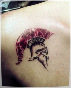 "I am a warrior. I am the storm" Mais Spartan Helmet Tattoo, Maori Tattoo Frau, Sparta Helmet, Roman Tattoo, Tatuagem Masculina Pequena, Helmet Tattoo, Spartan Tattoo, Maori Tattoos, Tattoo Shoulder