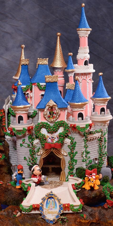 gingerbread house Disney Gingerbread House Template, Mickey Gingerbread House, Frozen Theme Gingerbread House, Ginger Bread Castle, Gingerbread House Disney Theme, Disney Castle Gingerbread House, Unique Gingerbread House Ideas, Creative Gingerbread House Ideas, Creative Gingerbread House