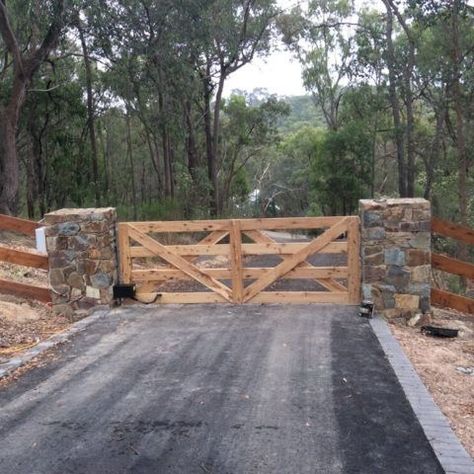 Farm Fence Gate, Farm Gates Entrance, Gated Driveway, Ranch Entrance Ideas, Entrance Gates Driveway, Driveway Entrance Landscaping, Wooden Gates Driveway, Farm Entrance, Ranch Gates