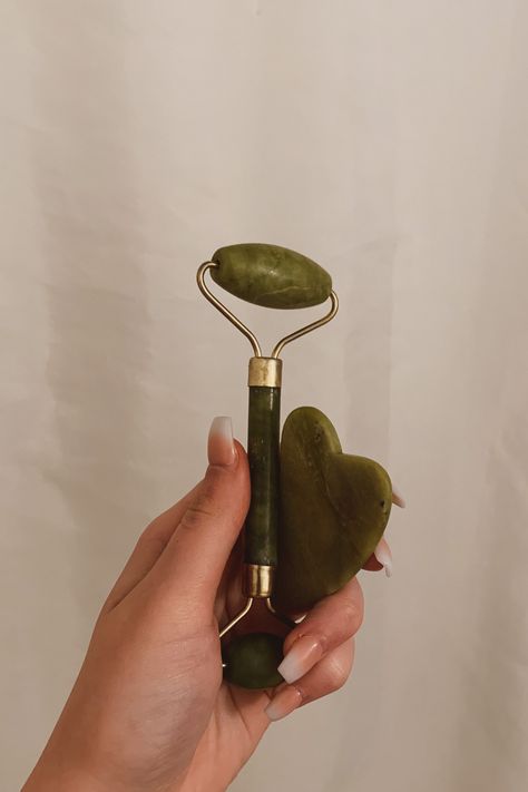 Gua Sha Aesthetic Photo, Skin Care Tools Aesthetic, Guasha Photography, Guasha Aesthetic, Face Roller Gua Sha, Face Roller And Gua Sha Aesthetic, Gua Sha Aesthetic, Guasha And Jade Roller Routine, Skincare Aesthetic Gua Sha