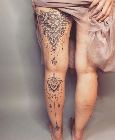 Henna Thigh Tattoo, Girl Stomach Tattoos, Tattoos Woman, Woman Tattoos, Muster Tattoos, Inspiration Tattoos, Leg Tattoos Women, Stomach Tattoos, Tiny Tattoo