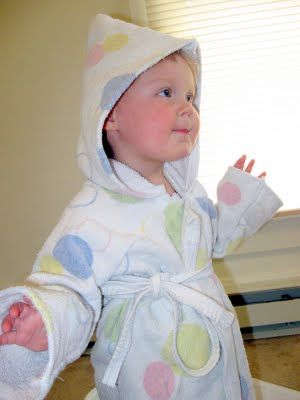 Make a Toddler Robe from a Single Bath Towel.. For Christmas? Bathrobe Pattern, Toddler Bathrobe, Toddler Towels, Toddler Patterns, Baby Bath Robe, Toddler Bath, Diy Toddler, Baby Sewing Projects, Baby Projects