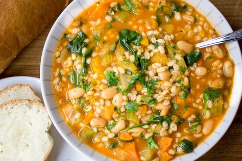 Vegetable Barley Soup - Two Kooks In The Kitchen Soup Recipes Broth, Bean And Barley Soup Recipe, Bean And Barley Soup, Barley Soup Recipe, Vegetable Barley Soup, Curried Lentil Soup, Soup Recipe Easy, Vegetable Soup Recipe, Beef Barley