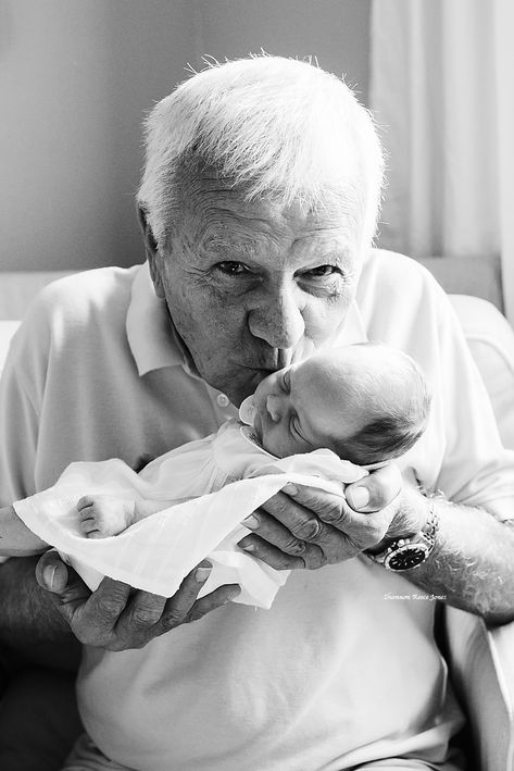 Grandparents Photography, Grandparent Photo, Newborn Baby Photoshoot, Fall Family Pictures, Lifestyle Newborn Photography, Newborn Shoot, Newborn Family, Newborn Baby Photography, Lifestyle Newborn