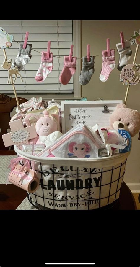 Gift Basket Friend, Baby Laundry Basket, Girl Gift Baskets, Baby Basket, Baby Shower Baskets, Baby Laundry, Baby Shower Gift Basket, Diy Baby Shower Gifts