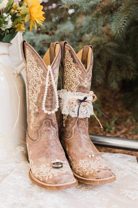 Western Wedding Boots, Western Wedding Ideas, Country Wedding Pictures, Wedding Cowboy Boots, Country Western Wedding, Country Wedding Photos, Western Themed Wedding, Cowgirl Wedding, Country Barn Weddings