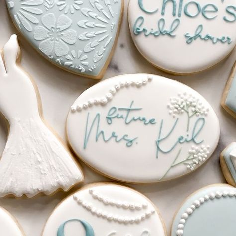 Pearl Cookies Decorated, Pearls And Prosecco Cookies, Pearl Cookies, Decorated Cookie Ideas, Bridal Shower Cookies, Shower Cookies, Wedding Cookies, August 8, Cookies Decorated