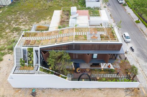 House of One Piece / 85 Design,Courtesy of To Huu Dung Vegetable Garden Rooftop, Rooftop Food Garden, Human Environment, Exterior Stairs, Open Plan Living Room, Work Room, Rooftop Garden, Eco Friendly House, Small Patio