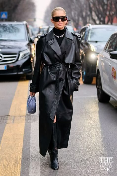 Womens All Black Outfit Street Style, Long Black Leather Coat Outfit, Urban Dramatic Style, Leather Trench Coat Street Style, Long Leather Coat Outfit, Black Leather Trench Coat Outfit, Leather Trench Outfit, Long Leather Jacket Outfit, Leather Trench Coat Outfit