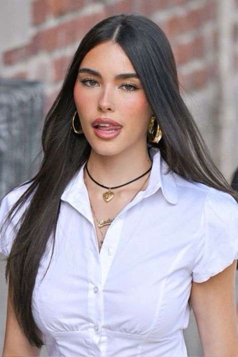 Madison Beer Madison Beer Slick Back Hair, Madison Beer Look Alike, Madison Beer Short Hair, Madison Beer Face, Madison Beer Bangs, Maddison Bear, Madison Beer Cute, Madison Beer Photoshoot, Madison Beer Makeup