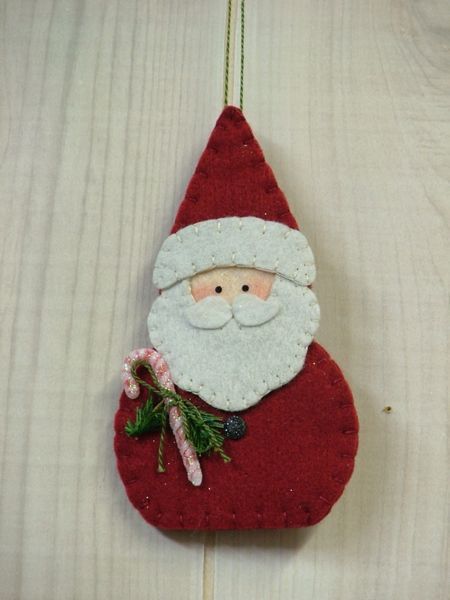 Diy Felt Christmas Ornament Craft Ideas & Tutorials - Diy Triangle Felt Santa Ornam… Diy Felt Christmas Ornaments, Felt Crafts Christmas, Felt Christmas Decorations, Santa Face, Felt Decorations, Felt Christmas Ornaments, Christmas Ornaments Homemade, Santa Clause, Christmas Ornament Crafts