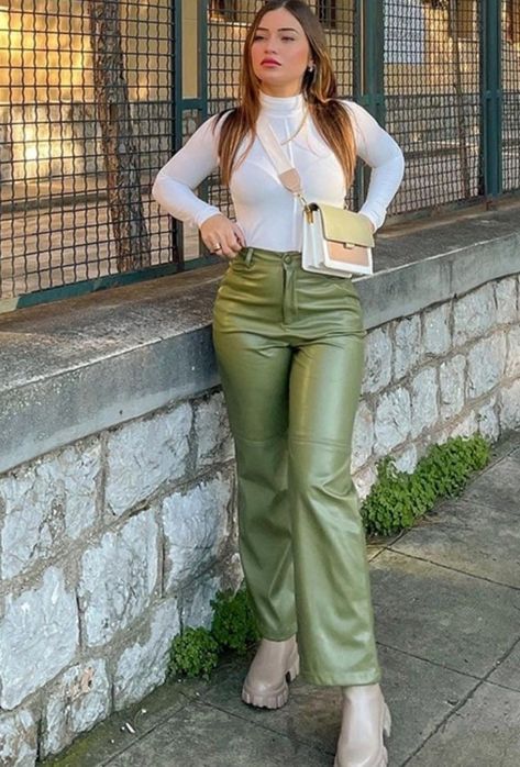 Olive Green Faux Leather Pants Outfit, Green Leather Pants Outfit Winter, Olive Leather Pants Outfit, Green Leather Pants Outfit, Outfit Navidad, Faux Leather Pants Outfit, Outfit Pantalon, Vintage Chic Fashion, Fits Ideas