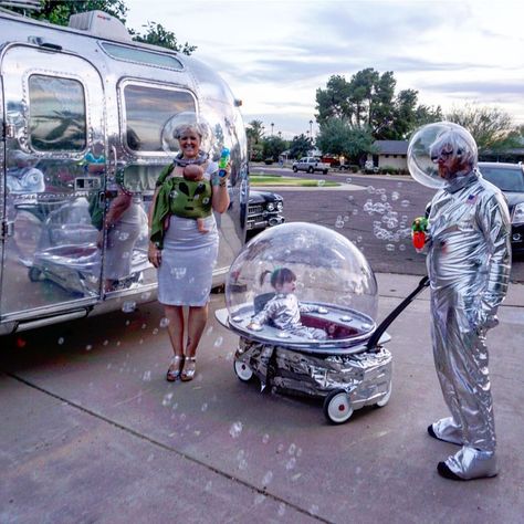 Outerspace Costume Ideas, Diy Space Costume, Spacegirl Costume, Family Costumes For 4, Diy Alien Costume, Star Wars Family Costumes, Martian Costume, Addams Family Halloween Costumes, Family Costumes For 3