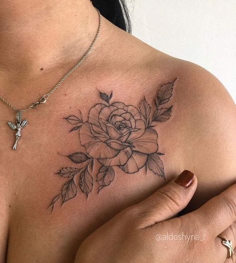 Rose Thigh Tattoos Women, Feminine Shoulder Tattoos, Classy Tattoos For Women, Tattoo Artist Tattoo, Small Chest Tattoos, Small Shoulder Tattoos, Rose Tattoos For Women, Tattoos For Women Flowers, Artist Tattoo