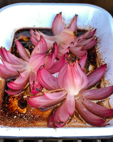 Baked Red Onions Whole, Roasted Red Onion, Onion Flowers, Onion Appetizers, Food Esthetics, Australian Party, Baked Onion, Roasted Shallots, Red Onion Recipes