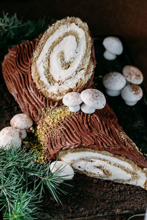 These inspiring bûche de noël cakes are holiday baking goals to the nth degree: Yule log recipes Yule Log Cake Recipe, Tiramisu Recipes, Yule Log Recipe, Yule Logs, Christmas Yule Log, Chocolate Yule Log, Yule Log Cake, Cake Rolls, Log Cake