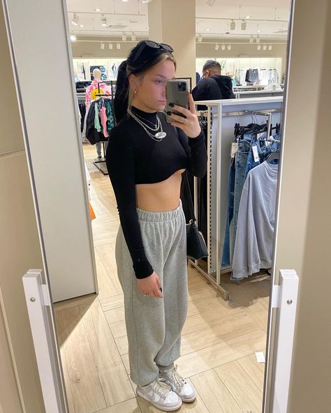 Sweatpants And Dunks Outfit, Heather Grey Sweatpants Outfit, Nike Dunk Low Grey Fog Outfit, Platinum Wolf Grey Dunks Outfit, Light Grey Dunks Outfit, Dunks With Sweatpants, Gray Dunks Outfit, Grey Champion Sweatpants Outfit, Grey Dunks Outfit