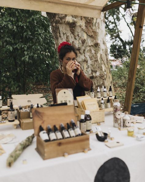 [EN] 🌿✨ What a beautiful experience that the EcoFestival 2.0 was, in the heart of Caldas da Rainha! I had the pleasure of setting up my stall at this incredibly wholesome event, sharing the plant medicine of Da Lua Herbals with so many of you, and giving a workshop on creating herbal incenses—one of my favourite ways to connect with nature through scent and to initiate others to the fascinating (yet sometimes daunting) world of herbalism. It was a day full of inspiring conversations with fri... Vendor Table Display, Vendor Table, Plant Medicine, Connect With Nature, Table Display, Medicinal Plants, Apothecary, In The Heart, My Favourite