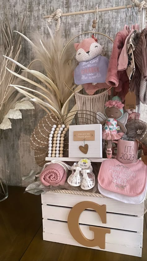 Boho Baby Girl Gift Basket, Baby Shower Crate Gift Basket Butterfly, Baby Girl Crate Gift Ideas, Baby Crate Gift Ideas, Baby Shower Crate Gift Basket, Baby Shower Basket Gift Ideas, Creative Baby Shower Gift Ideas, Girl Baby Shower Gifts, Crate Basket