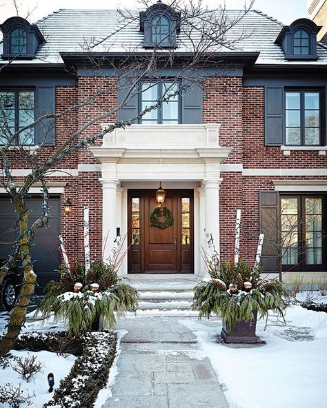 Red Brick House Exterior, Colonial House Exteriors, Red Brick House, Brick Exterior House, Entrance Design, Georgian Homes, Windows Exterior, Outdoor Holiday Decor, Colonial House