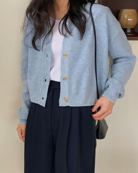 Light Blue Cardigan Outfit Aesthetic, Pastel Blue Cardigan Outfit, Blue Cardigan Outfit Aesthetic, Blue Korean Outfit, Light Blue Cardigan Outfit, Cardigan Outfit Korean, Blue Cardigan Outfit, Cardigan Outfit Aesthetic, Chic Minimalista