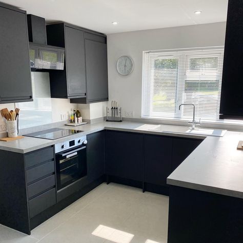 Kitchen Remodel Gray Cabinets Modern, Small Charcoal Kitchen, Kitchen Design Grey And Black, Black Grey Kitchen Decor, Kitchen Interior Design Decor Black, Dark Kitchen Design Ideas, Black Colour Kitchen Design, Ideal Kitchen Design, Black And White And Grey Kitchen