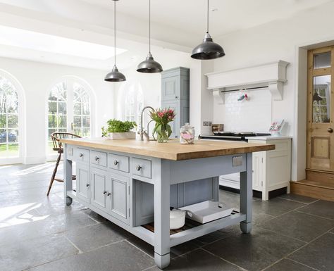 Chalon Kitchen, Kitchen Floor Tile Design, Modern Country Kitchens, Shaker Kitchens, Floor Tiles Design, Extension Ideas, Country Style Kitchen, Shaker Kitchen, Gorgeous Kitchens