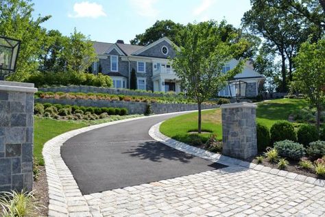 Beautiful Driveways, Driveway Edging, Circle Driveway, Driveway Entrance Landscaping, Landscape Gardening, Stone Driveway, Driveway Entrance, Driveway Design, Driveway Landscaping