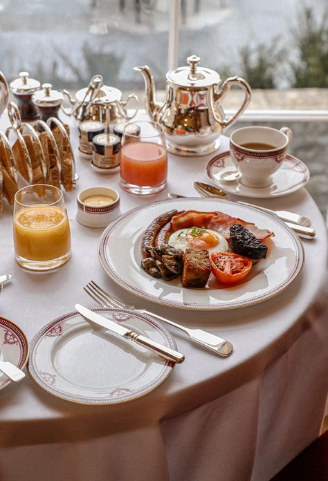 At the foot of a hill — in the shadow of Ireland’s most iconic medieval site, the Rock of Cashel — stands another architectural masterpiece, Cashel Palace. Built in 1728 by Sir Edward Lovett Pearce, the architect who designed the Parliament House in Dublin, this red brick manor was once the residence of Ireland’s archbishops. Luxury Brunch Aesthetic, Luxury Hotel Breakfast, Brunch Moodboard, Breakfast In Hotel, Rock Of Cashel, Brunch Restaurant, Cozy Brunch, Parliament House, Cozy Breakfast