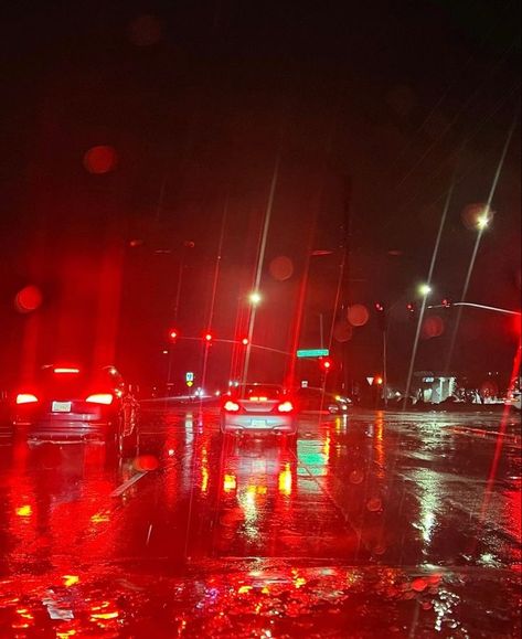 Red Light Aesthetic Wallpaper, Blurry Street Lights, Red Urban Aesthetic, Red Traffic Light Aesthetic, Red Street Aesthetic, Cars Red Aesthetic, Red Lighting Aesthetic, Blurry Lights Aesthetic, Car Red Aesthetic