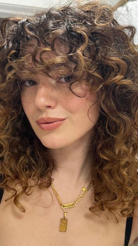 25 Chic Shoulder-Length Curly Hairstyles to Elevate Your Look | Lookosm Face Framing Curly Bangs, Framing Curly Hair, Face Framing Curly Hair, Shoulder Length Curls, Balayage Lob, Enhance Natural Curls, Shoulder Length Curly Hair, Layered Curls, Bob Haircut Curly