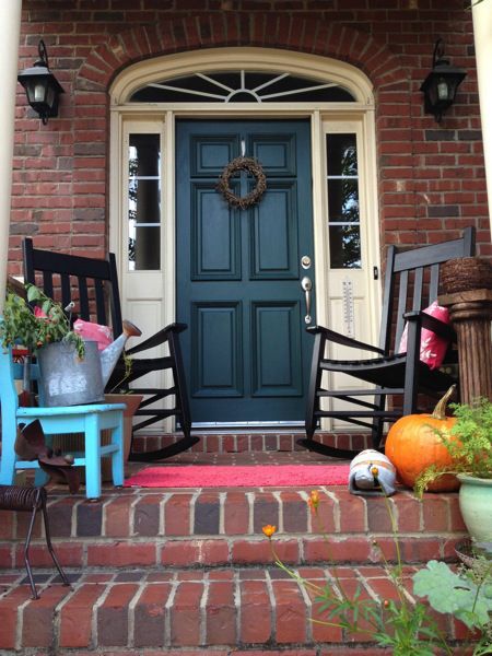 Dark green, cream trim, and red brick                                                                                                                                                      More Brick House Front Door Colors, Brown Front Doors, Best Front Door Colors, Best Front Doors, Green Front Doors, Blue Front Door, Door Paint, Front Door Paint Colors, Orange Brick