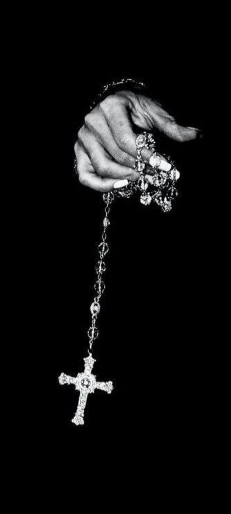 Rosary Wallpaper, Romance Aesthetic, Mm Romance, Aesthetic Black, Wallpaper Aesthetic, Black Aesthetic, Rosary, Photo Art, Cross Necklace