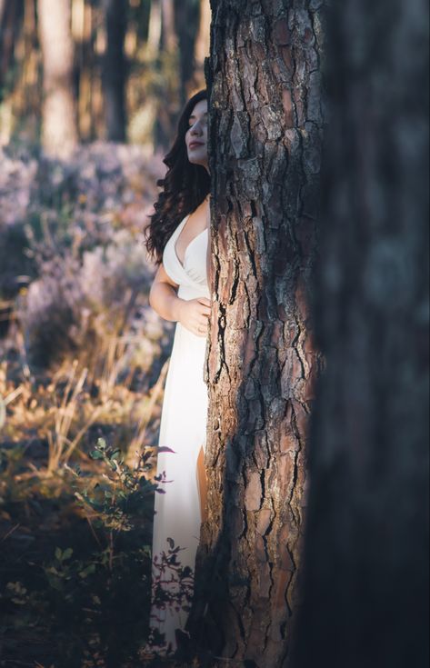 Woman behind the tree. Nature photography. Tree photography. White dress. Tree Photography Ideas, White Dress Nature Photoshoot, Poses With Trees, Tree Poses Photography, Tree Photoshoot Ideas, Storybook Photoshoot, Western Pose, Brunch Photoshoot, Nature Poses