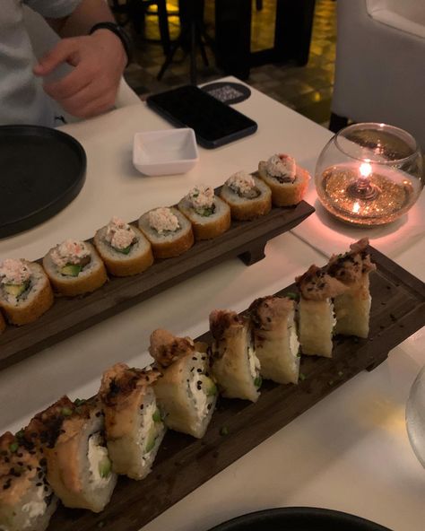 Sushi Date Aesthetic, Date Night Boyfriend, Sushi Date Night, Aesthetic Sushi, Date Inspo, Sushi Date, Goals Aesthetic, Sushi Night, Story Ideas Pictures