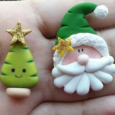 Fimo Ornaments Christmas, Clay Santa Ornaments, Polymer Clay Christmas Crafts, Clay Christmas Ornaments Diy, Ceramica En Frio Ideas, Navidad Pasta Flexible, Polymer Christmas, Pasta Flexible Navidad, Clay Christmas Decorations