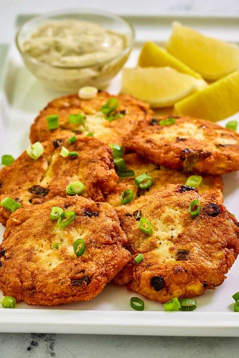 Salmon and Potato Patties 8 Salmon Potato Patties, Salmon Potato Cakes, Potato Salmon, Canned Salmon Patties, Fish Patties, Leftover Salmon, Salmon Patties Recipe, Instant Mashed Potatoes, Salmon Potato