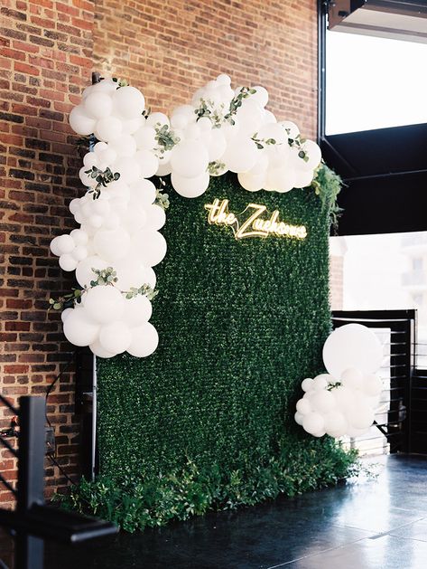 Balloon Garland On Greenery Wall, Greenery Backdrop For Wedding, Bridal Shower Grass Backdrop, Greenery Wedding Wall Backdrop Ideas, Backdrops With Greenery, Greenery Wall With Balloon Arch, Event Picture Wall, Selfie Backdrop Wedding, Grass Wall And Balloon Backdrop