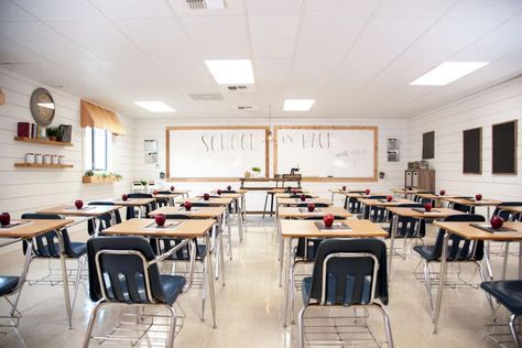 When Joanna Gaines and Magnolia Market decide to makeover a classroom, they go all out. Picture Of Classroom, Modern Classroom Design, School Classroom Design, Minimalist Classroom Decor, Minimalist Classroom, Classroom Decor Primary, School Minimalist, Class Picture, Classroom Decor Middle